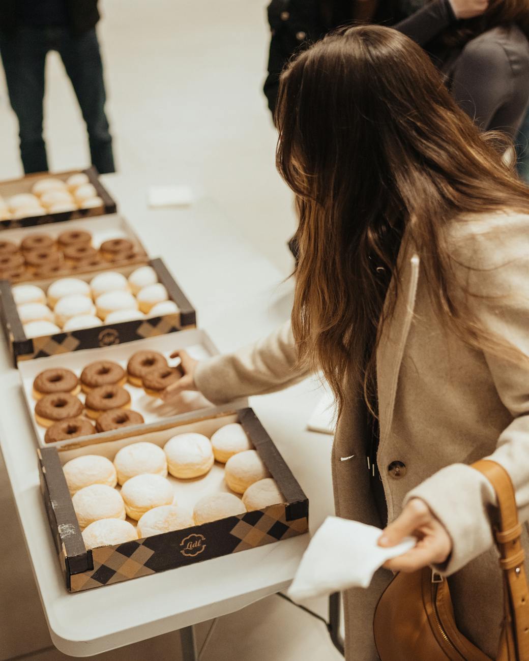 How to Control Cravings Without Giving Up Your Favorite Foods (Realistic Fat Loss for Busy Moms)