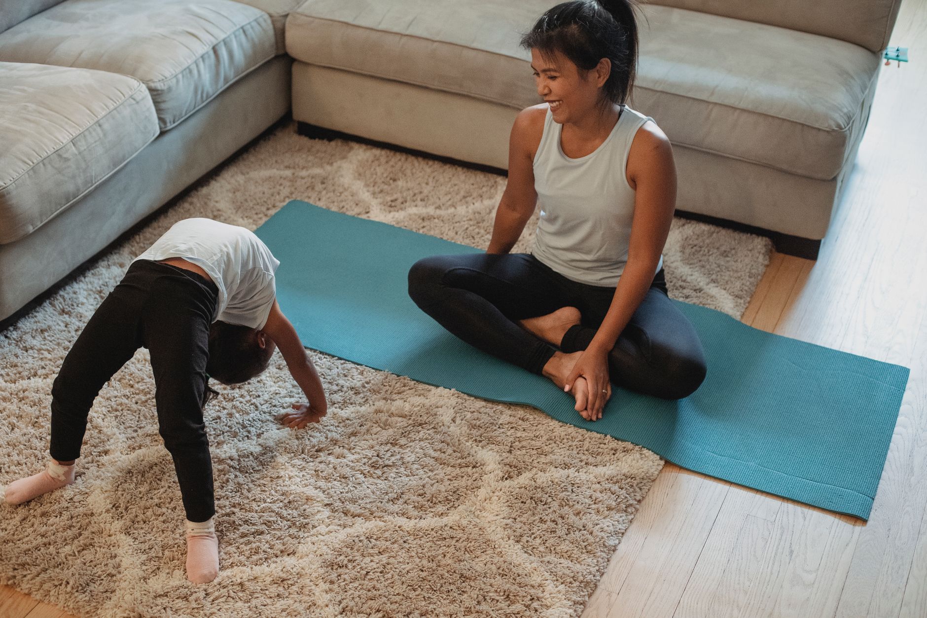 Stop grinding through exhausting workouts. Discover realistic workout routines for moms designed to burn fat and build strength in under 20 minutes from home.